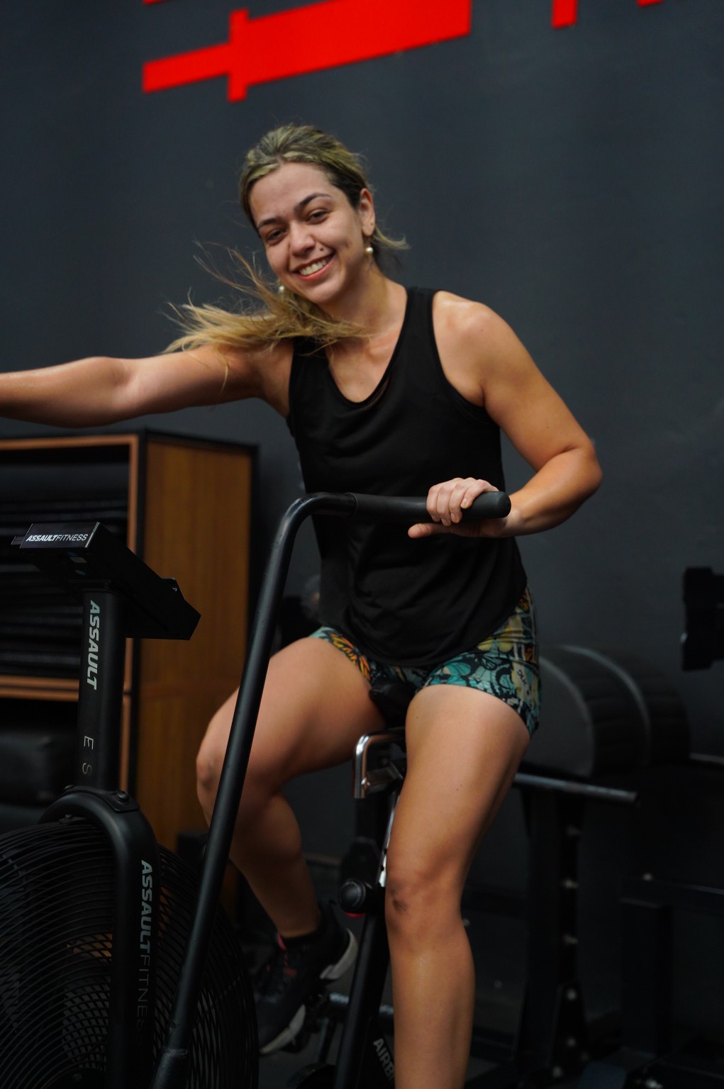 Aluna sorrindo durante o treino na bicicleta