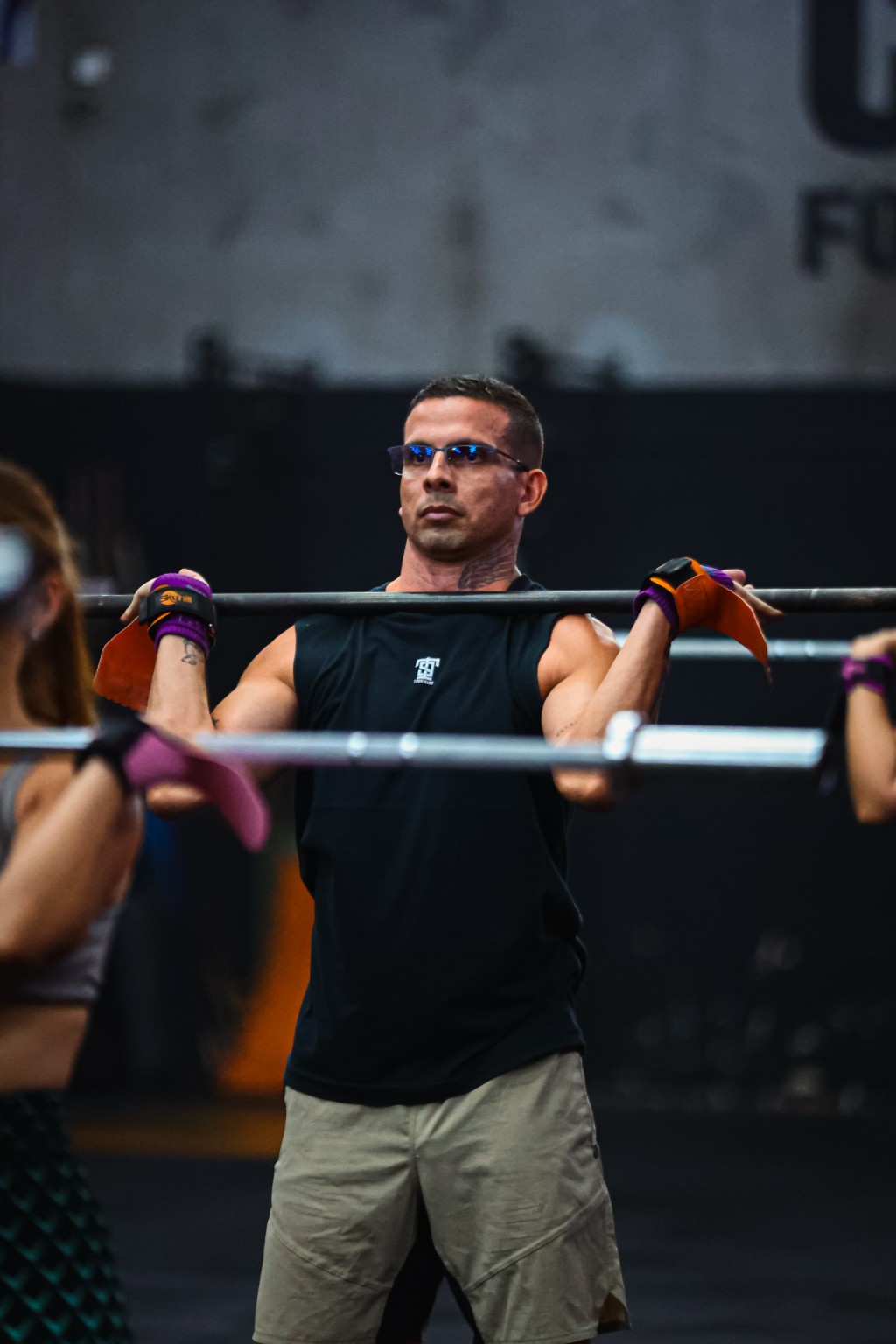 Aluno durante exercício com barra